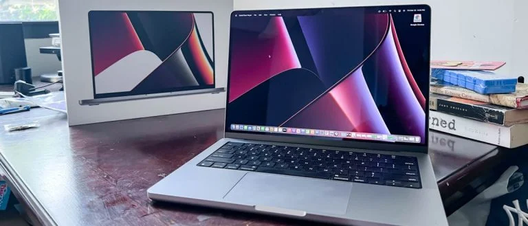 El primer MacBook OLED podría llegar en 2024: ¿vale la pena esperar por esta pantalla?