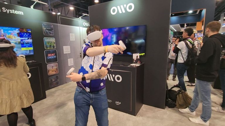 Probamos un traje háptico de realidad virtual que imagina ser golpeado y golpeado en CES 2023: esto es lo que sucedió
