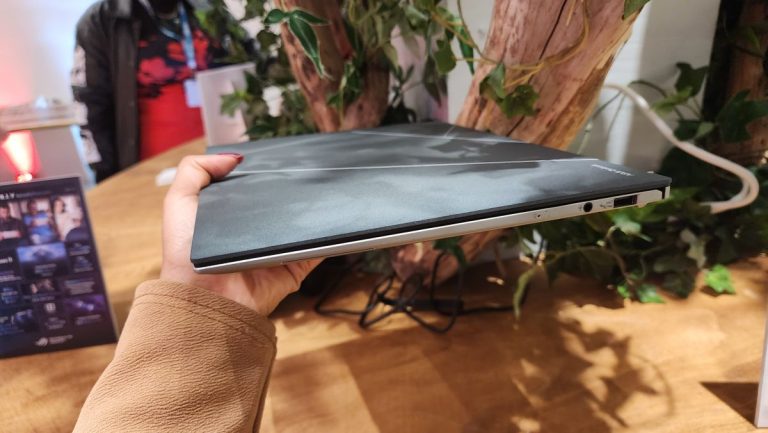 ¡El nuevo Asus Zenbook S 13 OLED es más delgado que el MacBook Air M2 y también tiene una batería más grande!