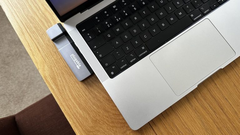 Me gusta mi MacBook Pro de 14 pulgadas, pero este nuevo concentrador USB-C enchufable lo hace mucho mejor: he aquí por qué